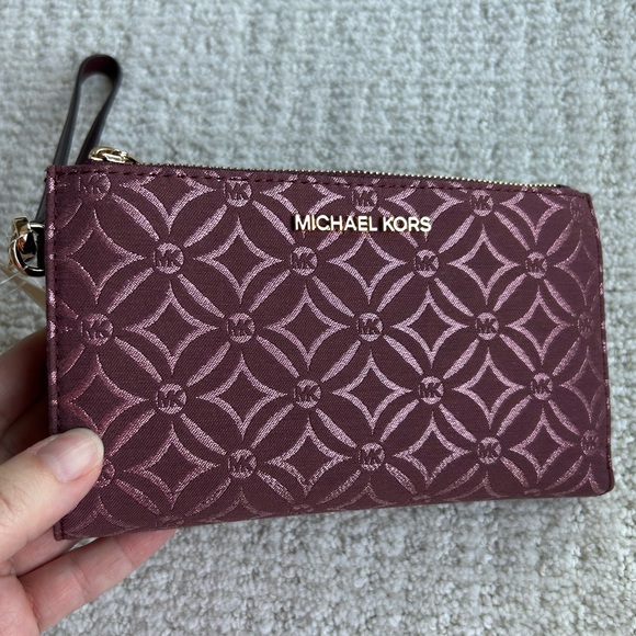 Michael Kors Jet Set Metallic Print Maroon / Burgundy Travel Wristlet NEW - Picture 1 of 7